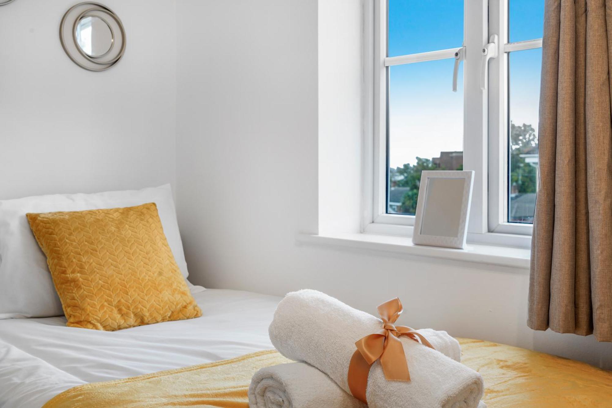 Station & Shops 3Min Walk I Heathrow 15 Mins I X2 Ensuites I Parking X2 Langley Marish Ngoại thất bức ảnh